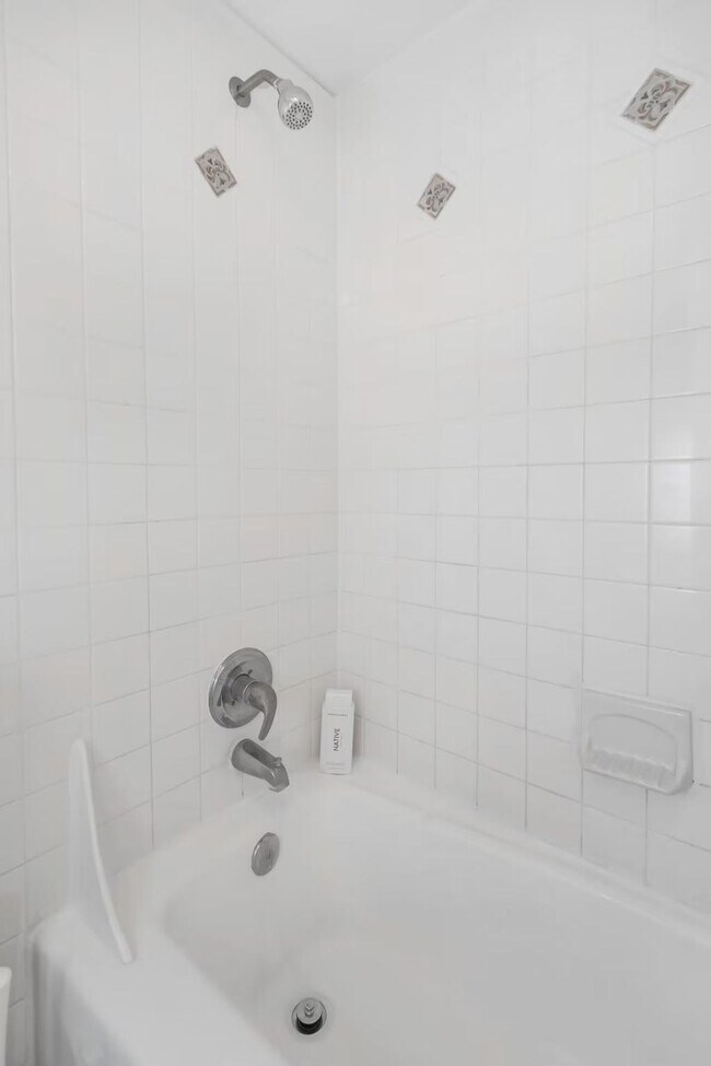 Building Photo - 4401 W Kennedy Blvd