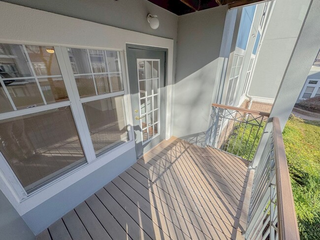 Building Photo - Freshly Renovated 1 Bed 1 Bath Condo With ...