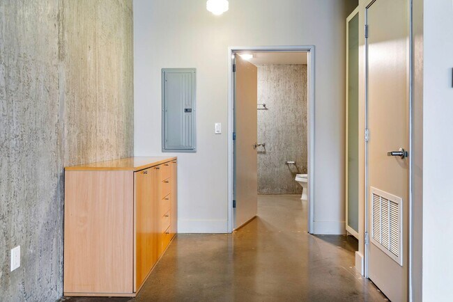 Building Photo - Old Town Lofts - South Facing Studio w/par...