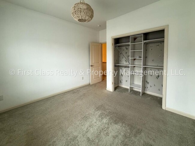 Building Photo - 565 Park View Drive