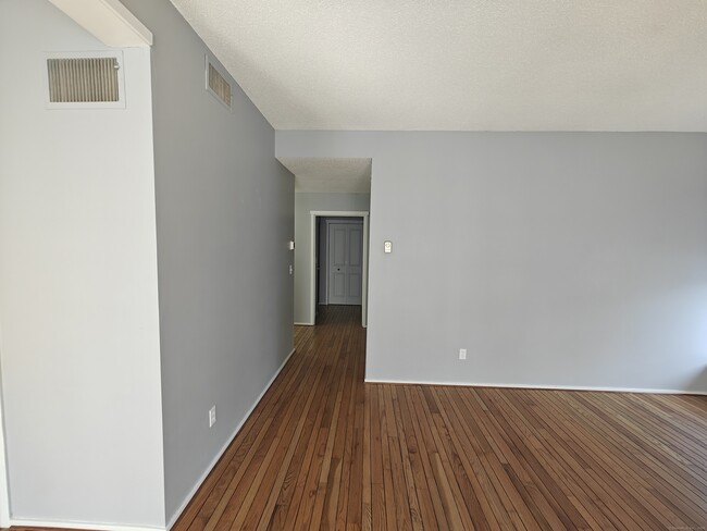 Building Photo - 351 Heritage Vlg