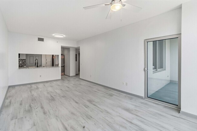 Building Photo - MOVE IN SPECIAL- Beautiful Newly Renovated 2/2 Condo at The Waverly on Lake Eola in Downtown Orlando