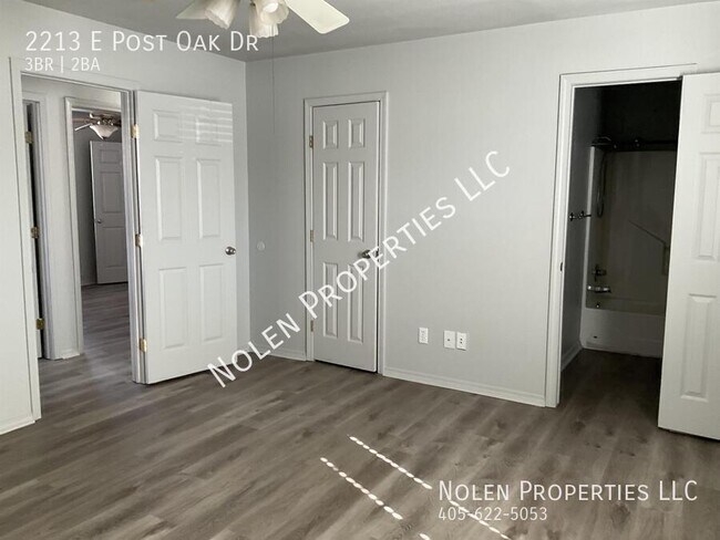 Building Photo - 2213 Post Oak Dr