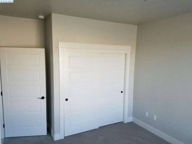 Building Photo - Newer Construction Townhouse in Horn Rapids