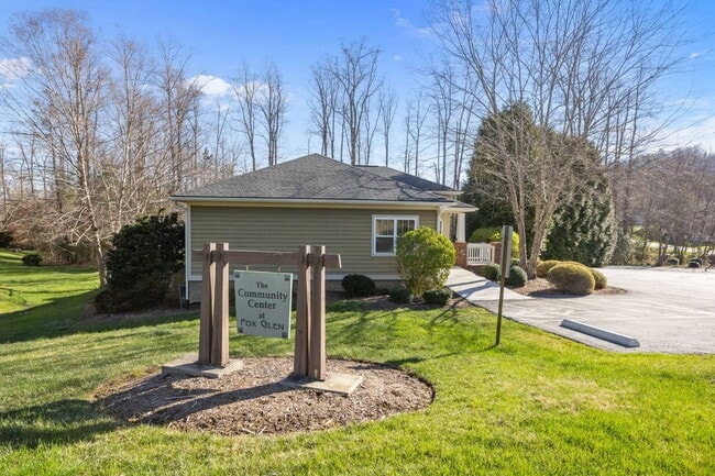 Building Photo - 123 Foxden Dr