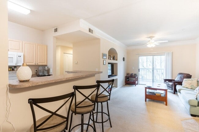 Building Photo - 2 Bedroom 1 Bath Condo in Park West - Mount Pleasant