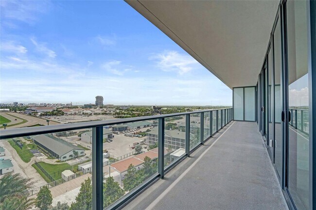 Building Photo - 1170 E Hallandale Beach Blvd