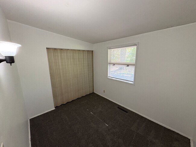 Building Photo - Charming Home, new carpet, laundry, backyard