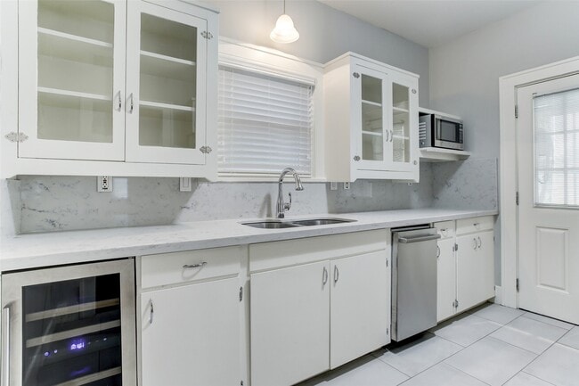 Building Photo - 2417 Huldy St