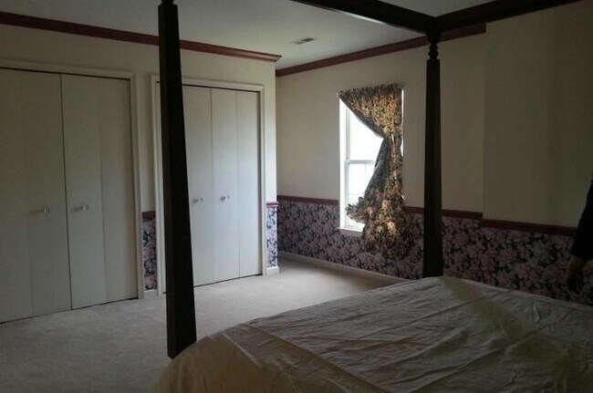 Building Photo - Fairview Commons - Adorable Updated Townhome