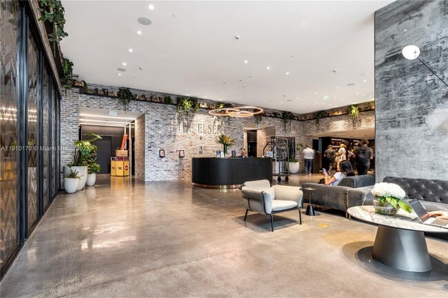 Building Photo - 398 NE 5th St