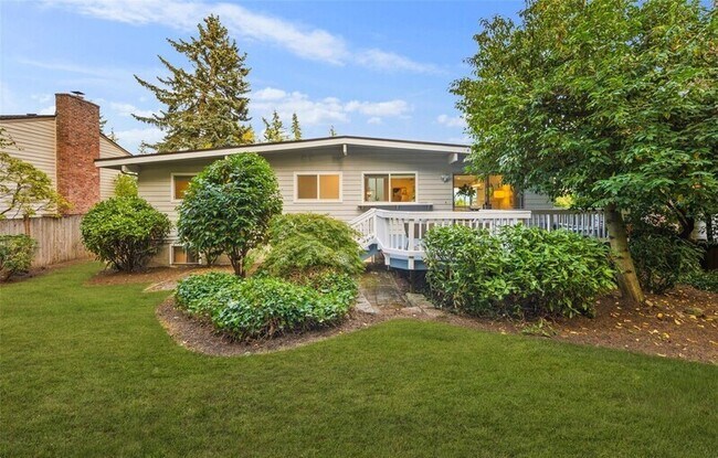 Building Photo - 201 165th Ave NE