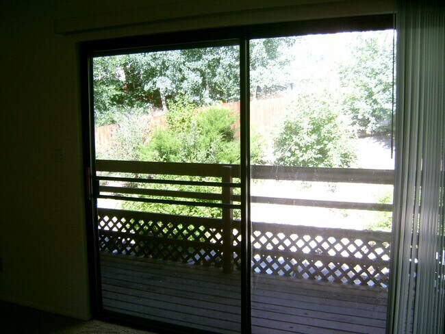 Building Photo - 2 Bedroom Condo near Oxbow Park