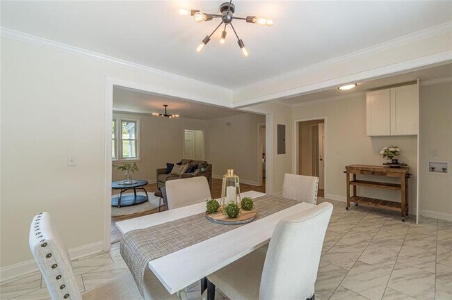 Building Photo - 1226 Thomas Rd