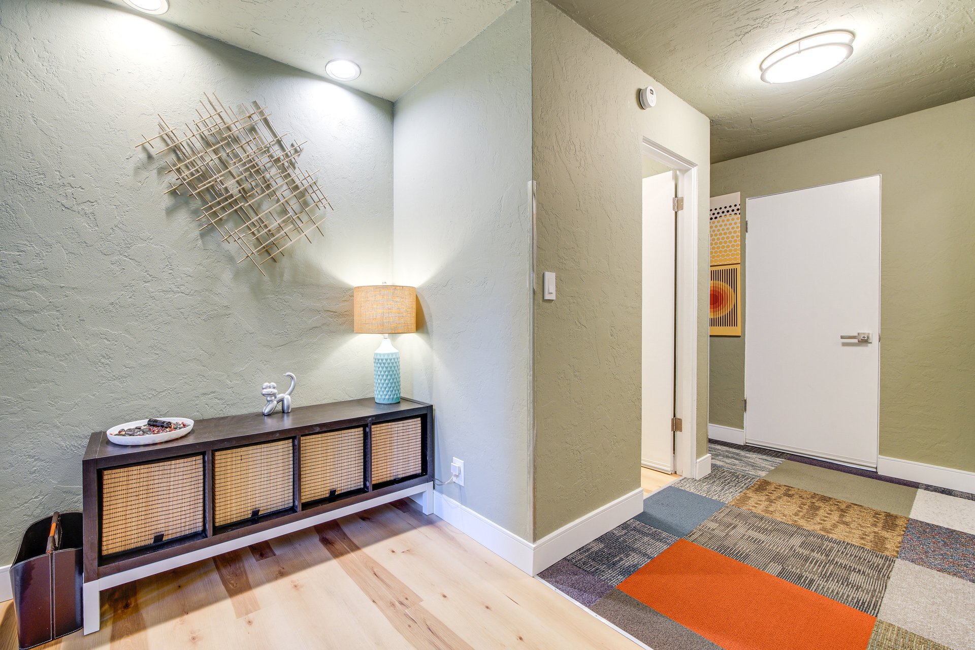 Building Photo - 1425 S Puget Dr