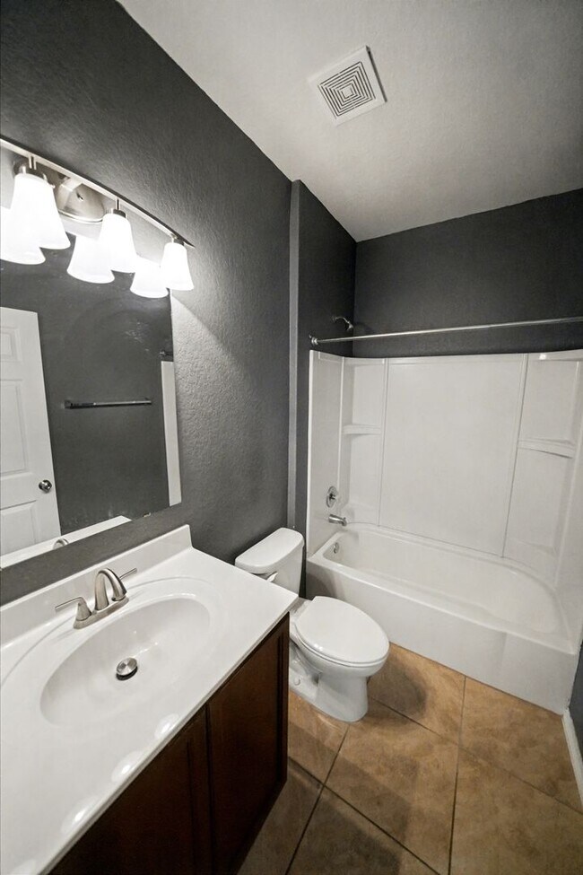 Building Photo - Beautiful 4-Bedroom, 3-Bath Home in Kensin...