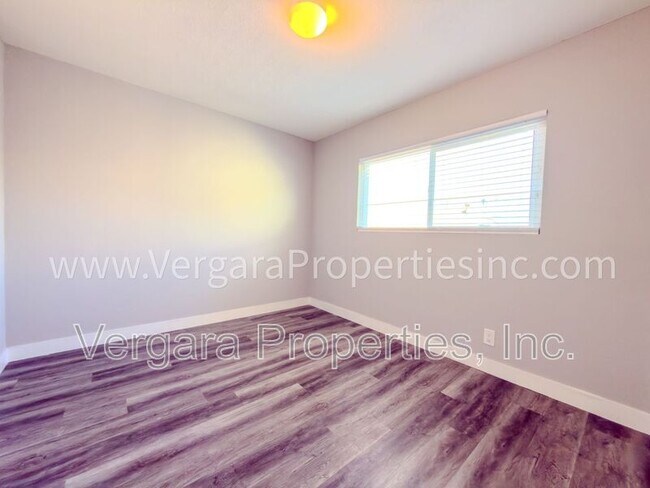 Building Photo - 1083 E 7th St