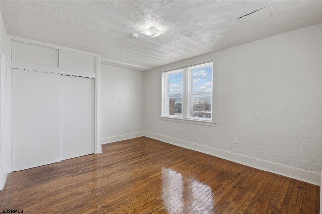 Building Photo - 33 S Iowa Ave