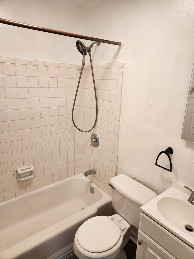 Building Photo - 2844 Club Plaza Rd