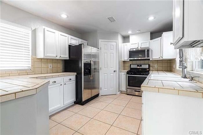 Building Photo - Gorgeous 3 Bedroom 2 Bathroom home with 1 ...