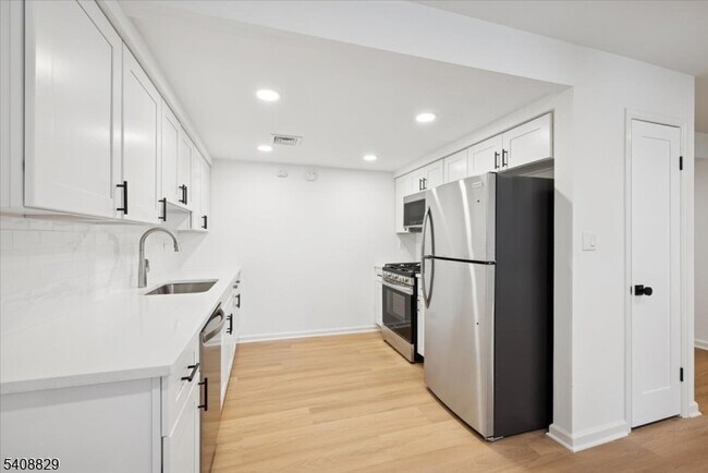 Building Photo - 103 Park Ave