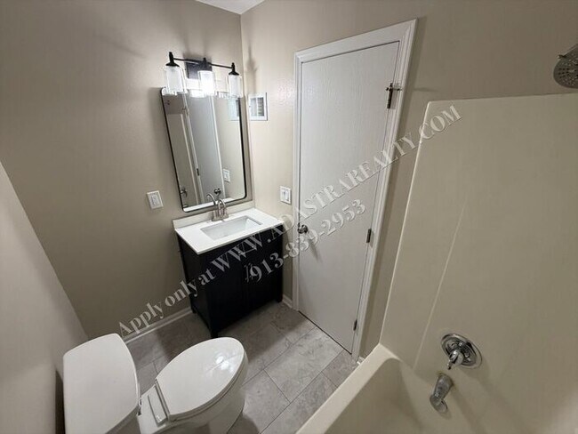Building Photo - Beautiful Townhome in Olathe-Available NOW!!