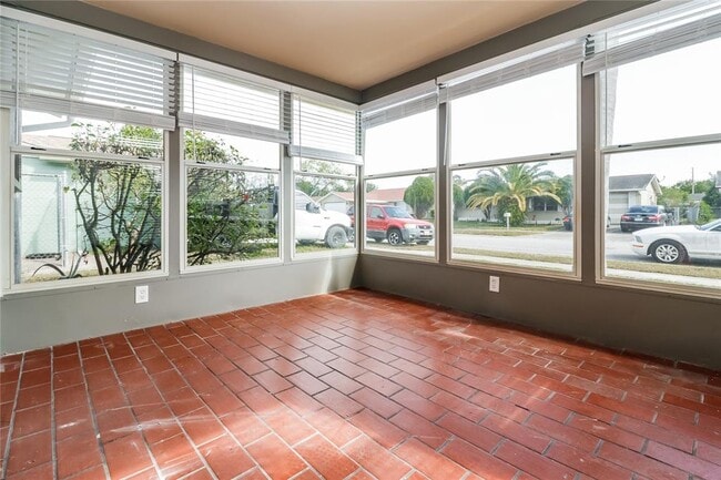 Building Photo - 2115 Harrison Dr