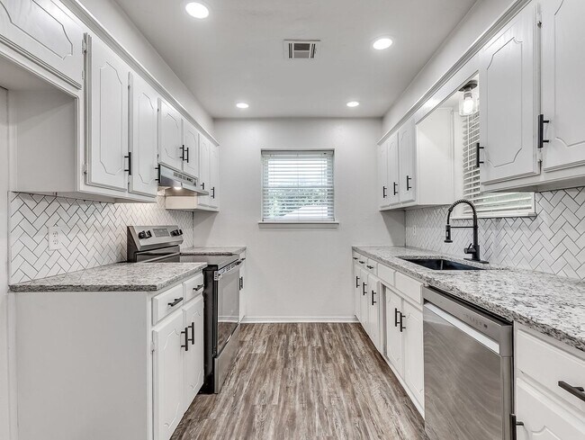 Building Photo - $300 0ff your move in for October 1st! All...