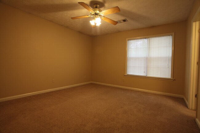 Building Photo - Duplex on Halal Court!