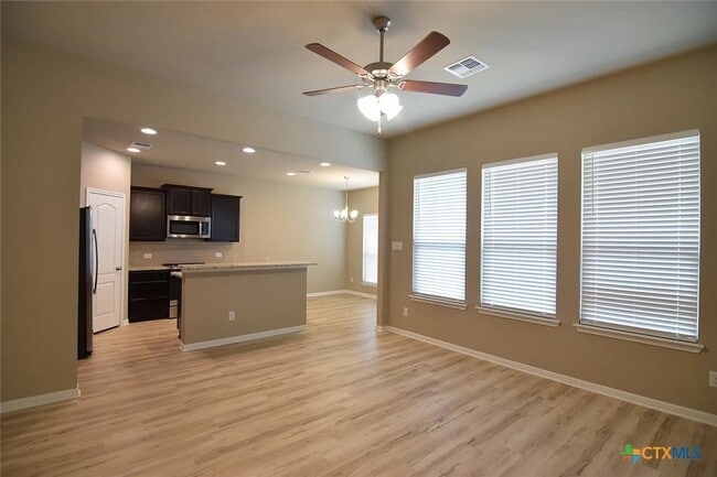 Building Photo - 1040 Lakeway Crossing Dr