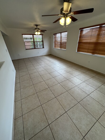 Dining area - 403 SW 78th Pl