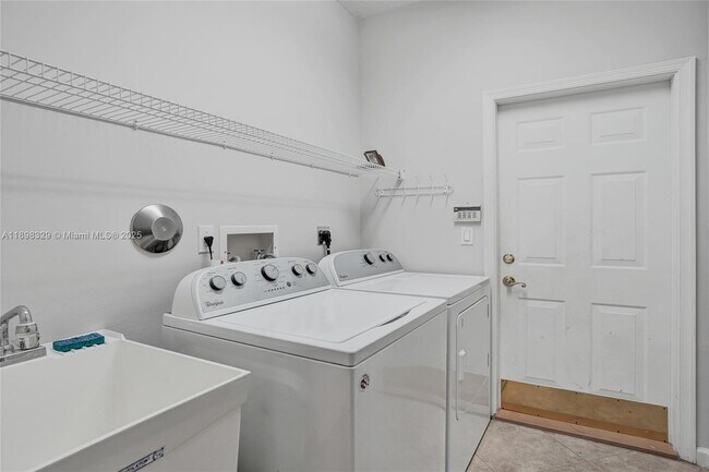 Building Photo - 2553 Jardin Manor