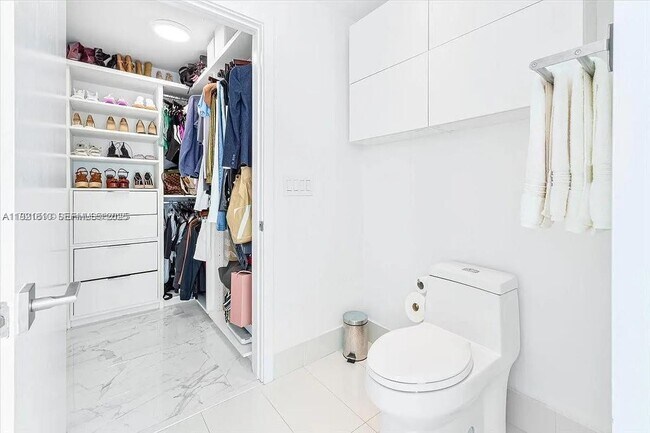 Building Photo - 650 NE 32nd St