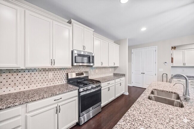 Building Photo - Amenity-Rich Neighborhood!