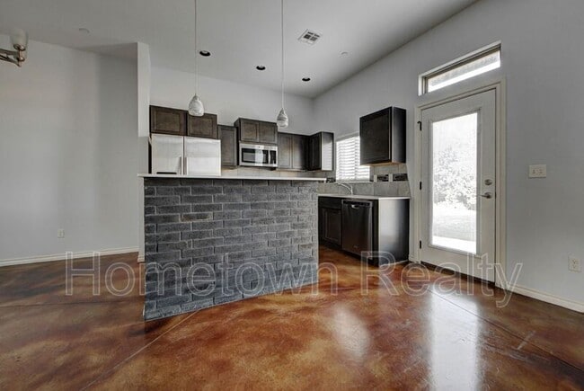 Building Photo - 459 S Fretz Ave