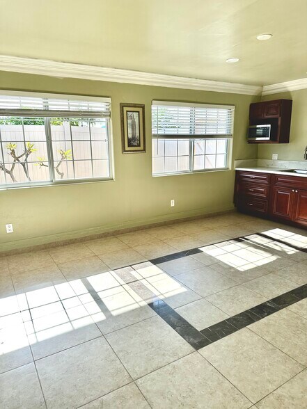 Building Photo - 6563 Park Ridge Blvd