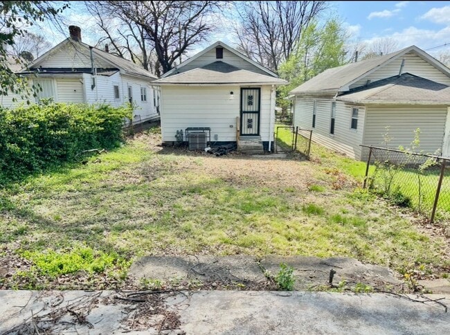 Building Photo - Churchill Downs Area - 1 bedroom shotgun house, pets okay!