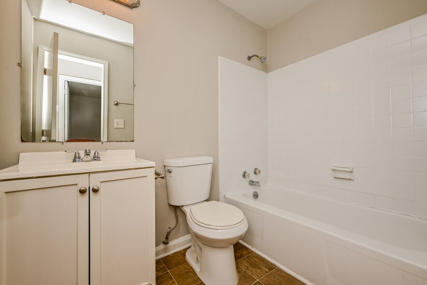 Building Photo - 263 Roxbury Dr