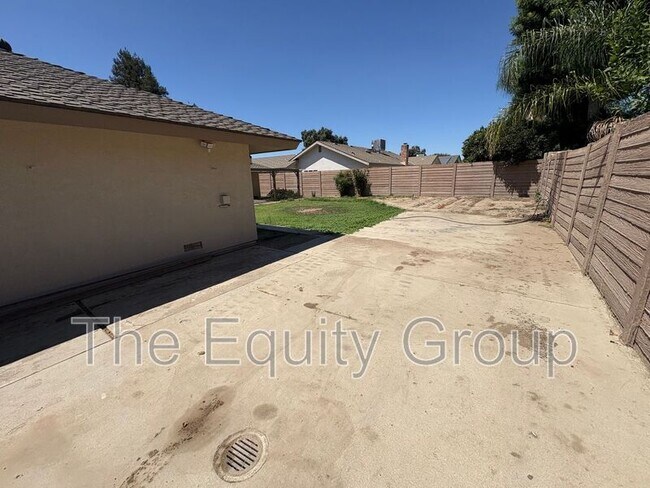Building Photo - 2322 E Vassar Dr