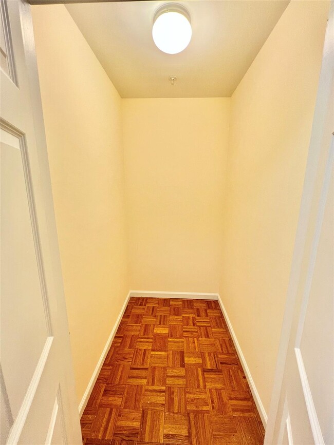 Building Photo - 309 Sutton Dr