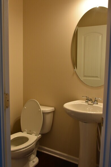 Powder room - 545 Tuscan Cove