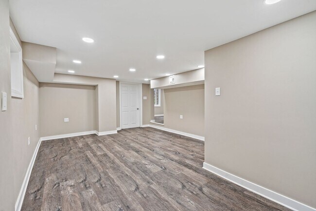 Building Photo - Recently Renovated 4 Bedroom Home in Swissvale - Available in March