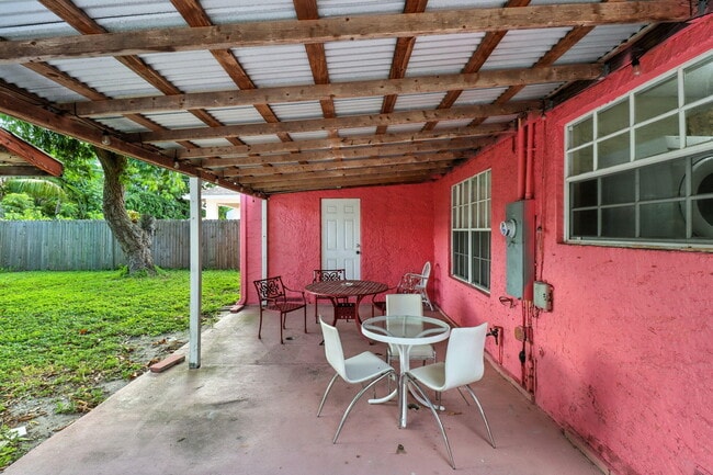Building Photo - 423 Kern St