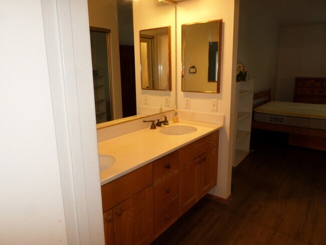 Building Photo - The Boardwalk in La Jolla 2 bdr 2 bath 3 f...