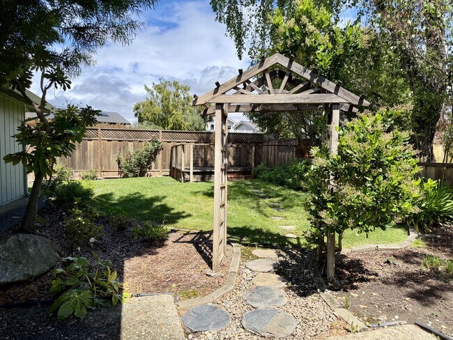 Building Photo - 213 Vía Lantana