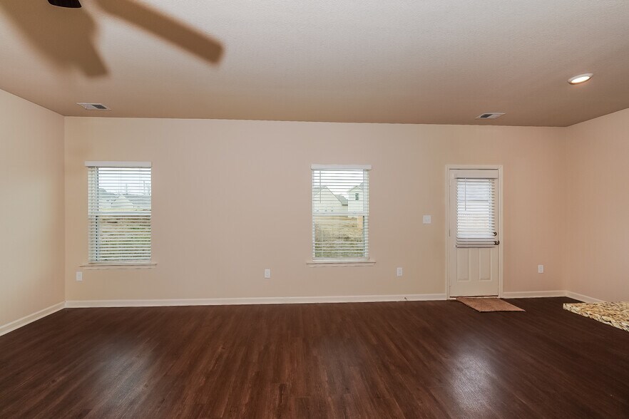 Building Photo - 525 Clover Cir