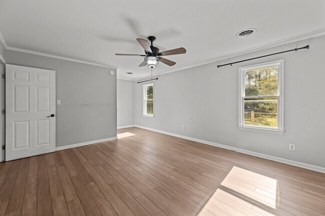 Building Photo - 105 3rd St