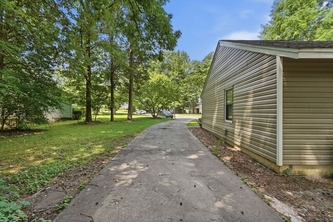 Building Photo - Renovated Ranch on a Quiet Cul-de-Sac with Vaulted Ceilings & Private Backyard