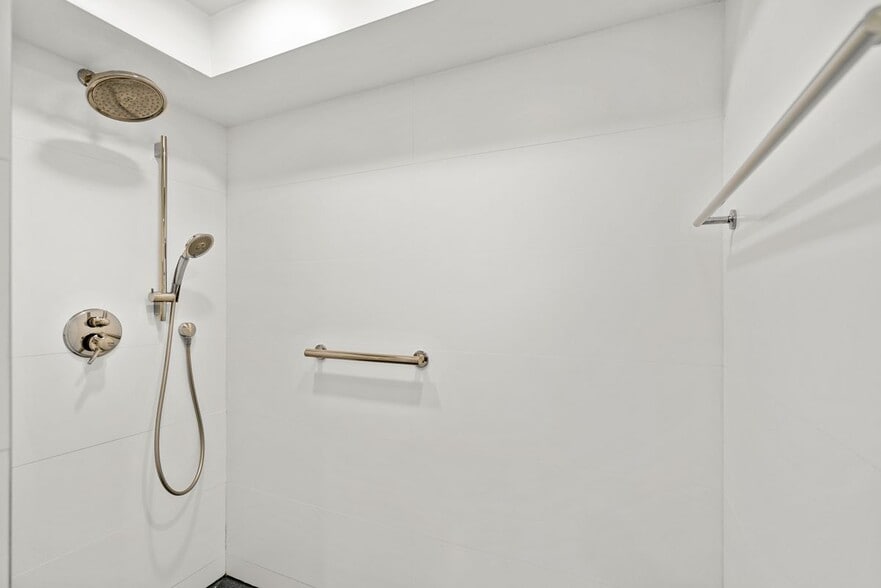 Building Photo - 5757 Collins Ave