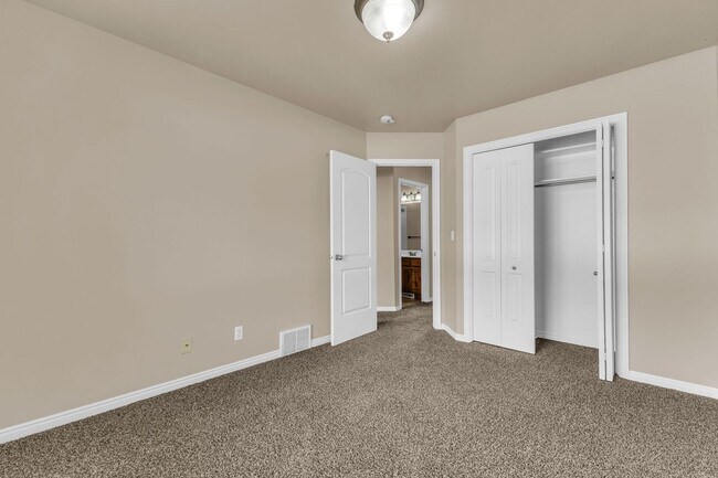 Building Photo - 574 E 200 N